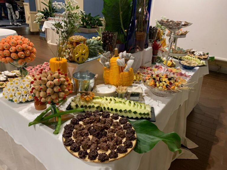 Mesa frutas y golosinas y chocolates catering vigo, val miñor, baixo miño