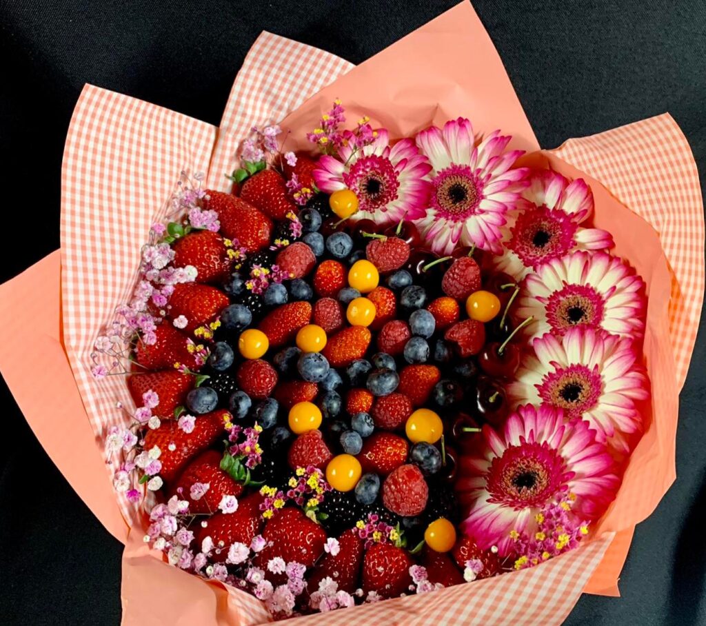 ramo de flores y frutas alimentacion maria regalo original romantico para pareja san valentin