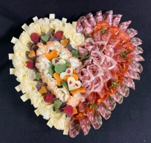 bandeja de quesos y embutidos regalo original para pareja especial san valentin