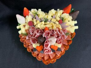 bandeja de quesos y embutidos regalo original para pareja especial san valentin