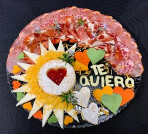 bandeja de quesos y embutidos regalo original para pareja especial san valentin con mensaje