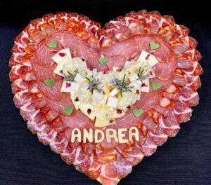bandeja de quesos y embutidos regalo original para pareja especial san valentin