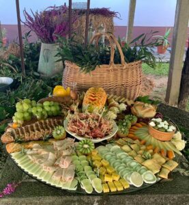 mesa de quesos y frutas eventos valmiñor eventos vigo catering frio para bodas comuniones bautizos cumpleaños