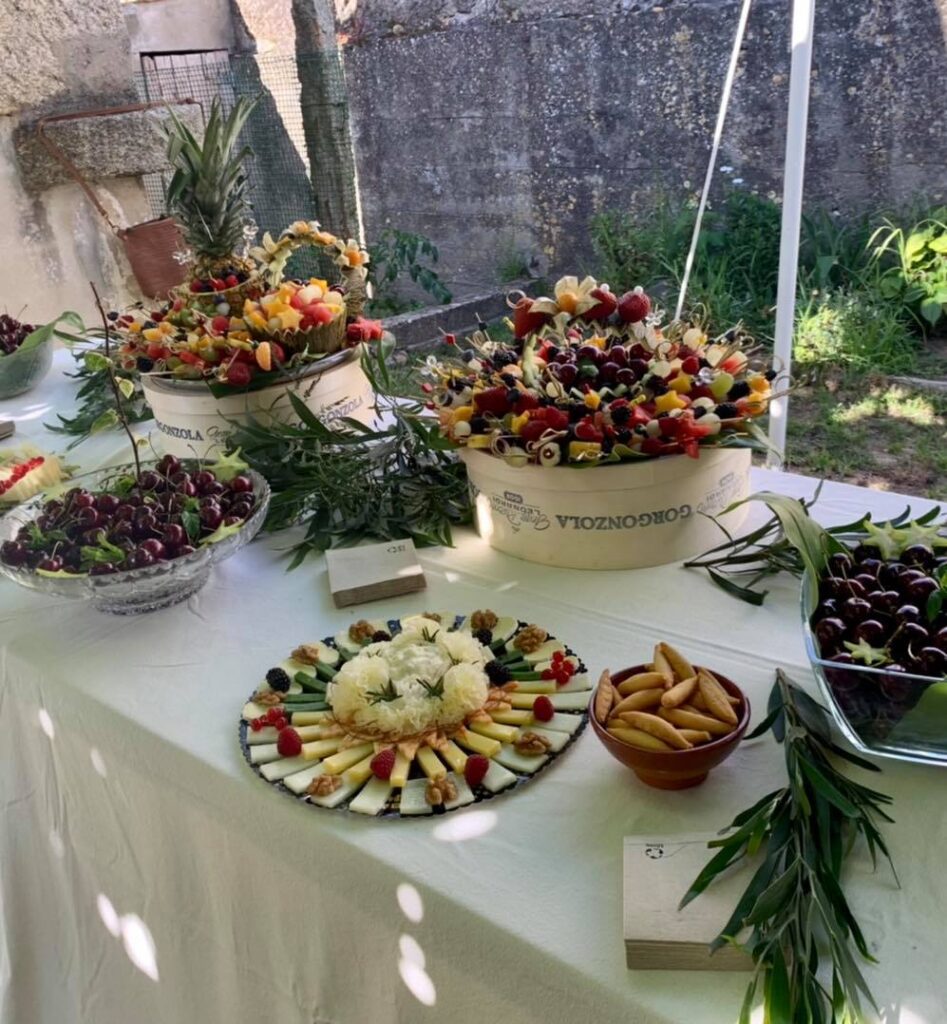 mesa de quesos y frutas eventos valmiñor eventos vigo catering frio para bodas comuniones bautizos cumpleaños